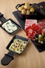 Rien De Tel Qu Une Bonne Raclette Pour Affronter L Hiver Que Vous Soyez Au Pied Des Pistes De Ski Ou Chez Vous Pour Recettes De Cuisine Recette Une Raclette