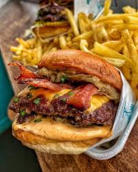 Epingle Par David Held Sur Plats Cuisines Et Nourriture En 2020 Cheeseburger Nourriture Malbouffe