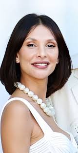 Brindo por Sara, quien con un maquillaje mínimo logró un look limpio y  fresco. ¡Felicidades, chica 👏 👏👏👏 Son complementarios, cómplices,  similares y juntos son un espectáculo maravilloso 💥🫶 Sara es increíble