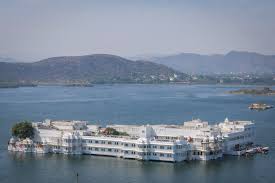 The palace is situated on the island of jag niwas in lake pichola and was built in the year 1746 by maharana jagat singh ii. Indien Reisen Das Weisse Marchenhafte Udaipur In Rajasthan