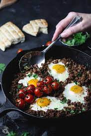This One Skillet Recipe For Spiced Minced Meat And Eggs Poached On Top Is The Bosnian Version Of Shakshuka And I Healthy Meals To Cook Poached Eggs Mince Meat