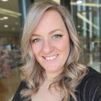 Kelly Straka's Instagram, Twitter & Facebook