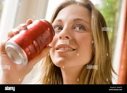 Girl drinks coca cola -Fotos und -Bildmaterial in hoher Auflösung