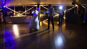 Disfruta de lecciones prácticas y eficaces para preparar tu baile de boda sin salir de casa. Baile De Boda Original Baile Sorpresa Novios Canciones Romanticas Para Bodas Baile Nupcial Bachata Youtube