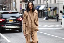 Dengan plitur warna coklat dan ukiran yang cantik, kursi jati ini akan membuat siapapun merasa dengan plitur coklat yang mengkilap, kursi jati ini tidak hanya menampilkan kesan klasik tapi juga. Paduan Dan Kombinasi Warna Yang Cocok Dengan Coklat