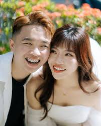 你找到了圣诞节的交换礼物吗？ 传奇今生唇膏💄(蓝金限量版) 非常适合送礼*大方／自用🤩 一支非常精致的唇部保养品💄 2支RM165  4支送4支RM414 10支送10RM900 可配搭经典唇膏哦！🤩 .