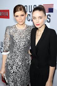 The famous sisters recently traveled to liberia, africa, to visit 60 chimps that were reportedly abandoned and left to die one year. Puede Tu Hermana Convertirse En Tu Rival Rooney And Kate Mara Kate Mara Mara Sisters