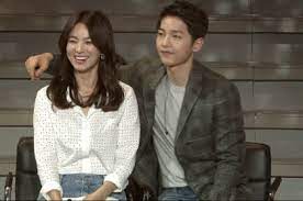 Descendants of the sun is a 2016 south korean drama series directed by lee eung bok. Pelakon Utama Kdrama Descendants Of The Sun Song Joong Ki Dan Song Hye Kyo Confirm Akan Berkahwin Pada Bulan Oktober 2017 Kongxie Kongsi Artikel Dan Berita Berinformasi Gambar Video Resepi
