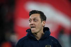 Mesut özil'in kendilerine her zamankinden daha yakın olduğunu dile getiren emre belözoğlu, ''mesut özil son 20 senede kendi pozisyonunda dünyanın en özel oyuncuları arasında'' dedi. Arsenal Mesut Ozil So Soll Sein Fenerbahce Wechsel Endlich Klappen