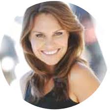 Lara Shannon's Instagram, Twitter & Facebook