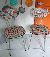 trop tard deux chaises en formica relookees dans le style des chaises de la marque les gambettes tapissees de d chaise formica chaises decorees chaises retro