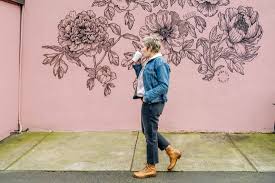 The ones in a regular length are very suitable to wear with more refined and elegant tops, along with matching them with a pair of heels. Outfit Ideas Nail Mom Jeans Style With These Shoes Boots The Mom Edit