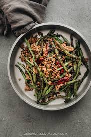 Place the green onion and chicken in the mixture. Sichuan Dry Fried Green Beans å¹²ç…¸å››å­£è±† Omnivore S Cookbook