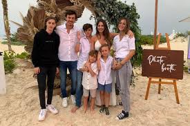 Y aunque la mayoría de las fotos que comparte son selfies, en cada una recibe un montón de likes. Pampita Su Marido Y Sus Hijos Estan Aislados Por Contacto Con Un Infectado
