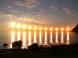 Il solstizio d'estate è il giorno più lungo dell'anno, e si ha, nell'emisfero nord, quando il polo nord raggiunge la sua massima inclinazione verso il sole. Solstizio D Estate Le Sei Curiosita Da Sapere Assolutamente Sul Giorno Piu Lungo Dell Anno