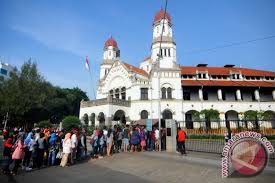 Dibangun pada 1904, bangunan cagar budaya dengan arsitektur khas belanda ini berusia lebih dari 100 tahun. Ngabuburit Sambil Belajar Sejarah Lawang Sewu Antara News