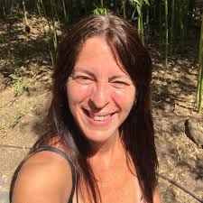 La serie es lenta aburrida,con más expectativas por los comentarios de la  gente ..igual a decepcion.. el actor es un niño q su primera actuación (no  se si ha habído más) le