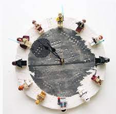 A Diy Lego Star Wars Clock A Better Way For Kids To Ring In The New Year Than Champagne Cool Mom Picks Lego Kinderkamer Tienerkamer