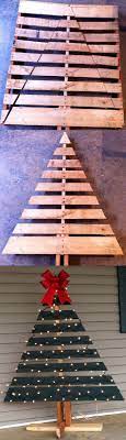If you're fed up with real christmas trees, here's a sweet and simple christmas tree to do with one single pallet, some white paint (or other colors) and decorations. Diy Christmas Tree For Your Front Porch Out Of A Pallet You Could Even Put A Christmas Decorations Diy Outdoor Outdoor Christmas Decorations Christmas Crafts