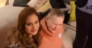 The reunion، نشرت الممثلة المصرية لقاء الخميسي صورة في حسابها على موقع التواصل الإجتماعي، تجمعها بفريق عمل مسلسل شباب أون لاين، الذي عرض في عام 2002. Ù†ÙŠÙ„Ù„Ù‰ ÙƒØ±ÙŠÙ… ØªØ­ØªÙÙ„ Ø¨Ø¹ÙŠØ¯ Ù…ÙŠÙ„Ø§Ø¯Ù‡Ø§ Ø¨ØµØ­Ø¨Ø© ÙˆØ§Ù„Ø¯ØªÙ‡Ø§ ÙÙ‰ Ø¸Ù‡ÙˆØ± Ù†Ø§Ø¯Ø± Ù…Ù†Ø° Ø³Ù†ÙˆØ§Øª ÙÙŠØ¯ÙŠÙˆ ÙˆØµÙˆØ± Ø§Ù„ÙŠÙˆÙ… Ø§Ù„Ø³Ø§Ø¨Ø¹