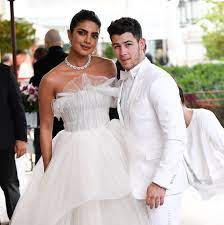 Priyanka chopra users also compare the age, day of next birthday & zodiac sign with the popular celebrity fiance nick jonas & priyanka chopra if you are married couple or you can compare your mother & father or your loved one's family. How Nick Jonas And Priyanka Chopra Feel About Their 10 Year Age Difference