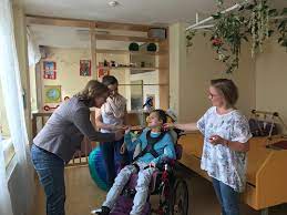 Die an die cafeteria angeschlossene terrasse des hauses liegt im schön gestalteten park. Grune Pflegewoche Mdb Tabea Rossner Zu Besuch Im Haus St Martin Tabea Rossner Mdbtabea Rossner Mdb
