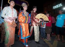 Baba ve nyonya şarkıcılarının doğaçlama malay pantun'u ( şiir ) gönülsüz ve bazen de mizahi bir tarzda değiş tokuş ettiği geleneksel bir malay eğlence biçimidir. Festival Antarabangsa Baba Dan Nyonya Nazrulhad Hashim
