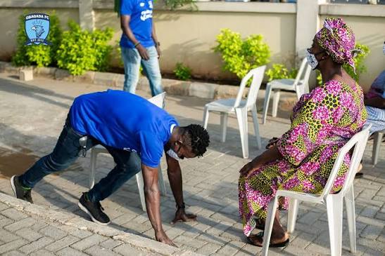 This isn't a drill! Just the way a male Yoruba-Nigerian gets in position to greet an elderly. 😊 Good Morning! ☕ #GFC #StaySafe