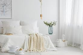 C'est le blanc et le gris qui seront souvent à l'honneur pour la décoration. 10 Associations De Couleurs Intemporelles Pour Une Chambre D Adulte M6 Deco Fr