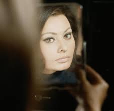 Ich finde mich entweder nur stark geschminkt oder komplett ungeschminkt schön. Filmleben Gestern Heute Morgen Sophia Loren Bilder Fotos Welt