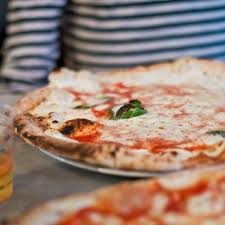 İlk olarak yapmamız gereken işlem pizza hamuruna un ve tuzu ilave ediyoruz. Pizza Hamuru Nasil Yapilir