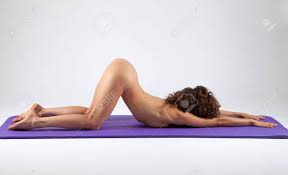 Nackte Frau Macht Yoga-übungen Lizenzfreie Fotos, Bilder Und Stock  Fotografie. Image 48761088.