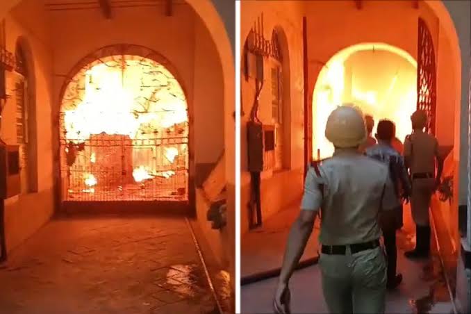 Kolkata Fire | Fire breaks out at kolkata's plastic godown dgtl - Anandabazar