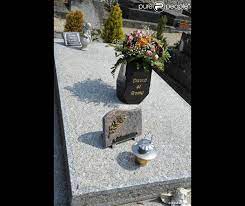 Sa tombe a été profanée. La Tombe De Romy Schneider Au Cimetiere De Boissy Sans Avoir Dans Les Yvelines Purepeople