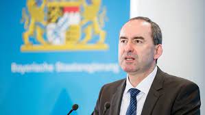 Bayerns wirtschaftsminister aiwanger kritisiert die gleichstellungspolitik der grünen scharf. Hubert Aiwanger Bei Bayern 1 Der Bayerische Wirtschaftsminister Im Interview Uber Soforthilfe In Corona Zeiten Bayern 1 Radio Br De
