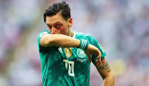 Arsenal'da en iyi sezonunu geçiren mesut özil, kulübün yeni sözleşme için görüşme talebini ikinci kez geri çevirerek avrupa futbol şampiyonası sonrasına tarih verdi. Mesut Ozil Alman Milli Takimini Birakti Yorumlar Tum Spor Sayfa 1