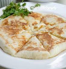 Both are types of flatbread. Cara Buat Roti Naan Cheese Lembut Dan Gebu Penuh Dengan Cheese Garis Masa