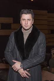 фильмы и сериалы с павлом прилучным в главной роли Pin Na Doske Aktery