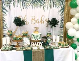 Decorate the drink station with potted ferns and cute signs made with placecard holders. Photo D Une Baby Shower Jungle Safari A Decouvrir Sur Le Blog Babyshowercre Safari Baby Shower Decorations Baby Shower Safari Theme Jungle Safari Baby Shower