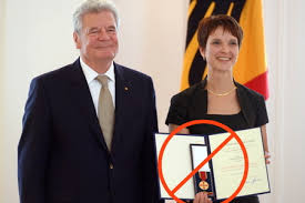In dieser liste sind träger des bundesverdienstkreuzes (verdienstorden der bundesrepublik deutschland) mit kurzen angaben zur person aufgeführt. Pro Contra Entziehung Des Bundesverdienstkreuzes Bei Dr Frauke Petry Mdl Prufen Lassen Online Petition