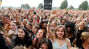 Lollapalooza takes place in grant park in downtown chicago, with entries typically set up at the intersection of ida b. Rvefohj7lyd2lm