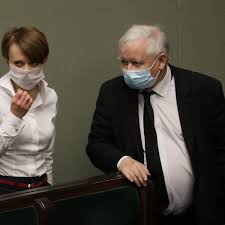 Na ferie, które zgodnie z apelem premiera mieliśmy spędzać w domach, wyjechała w góry, a na narciarskim stoku, które miały być przecież zamknięte, jeździli na nartach jej trzej synowie. Jadwiga Emilewicz Narzeka Na Wstrzymanie Nagrod W Oswiadczeniu Majatkowym Zero Oszczednosci I Kredyt We Frankach