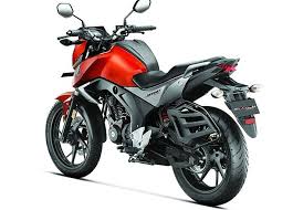 Honda has modeled the design of the front cowling and headlight on a medieval knight's helmet. Honda Cb Hornet 160r Launched On Road Price Pics Engine