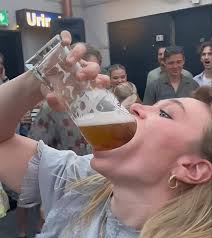 Can someone remove the Batman earring 🙄