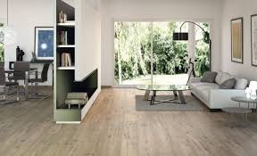 Linoleum Holzoptik 23 Elegante Interieurbeispiele Bodenbelage Fliesen Innendesign Zenideen Inneneinrichtung Innenarchitektur Holzoptik