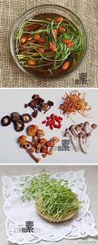 菌汤豆苗干的冬菇 姬松茸 虫草花 榛蘑 枸杞用温水泡发 新鲜的蟹味菇洗净 所有一起放砂锅中加水煮开转小火炖半小时以上 取出菌汤放锅中烧开下自己发的豌豆苗微烫 加盐提味即可 菌汤用家里现成的各种菇一起炖即可