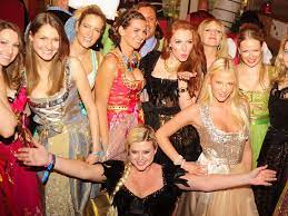 Gerüchten zufolge sollen calvin kleinen, elena miras und georgina fleur derzeit verträge für die zweite staffel von promis unter palmen. Munchner Fruhlingsfest Rtl Dschungelcamp Georgina Fleur Sexy Im Dirndl Film Tv Serien