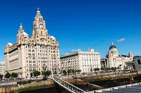 Έπαθε ανακοπή οδηγώντας μέσα στην πόλη και έπεσε σε τσιμεντένια κολόνα φωτισμού. Royal Liver Building Liberpoyl Agglia Kritikes