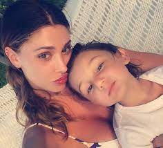 Dalle vacanze in montagna ai rientri a casa dopo scuola, i loro seguaci hanno visto crescere giorno per giorno il piccolo santiago. Belen Rodriguez Su Santiago De Martino Meglio In Giro Per Il Mondo Con La Mamma Che A Scuola Isa E Chia