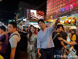 2pm ok taecyeon mentioned his ideal type and his relationship style. 2pm S Ok Taecyeon Shocked Everyone When He Showed Up At A Taiwan Night Market Holding A Girl S Hand 38jiejie ä¸‰å…«å§å§